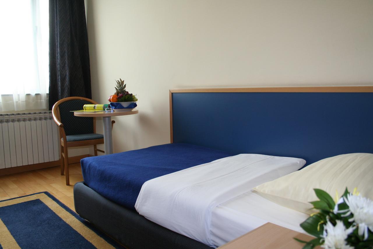 Hotel Cubic Лакташи Екстер'єр фото