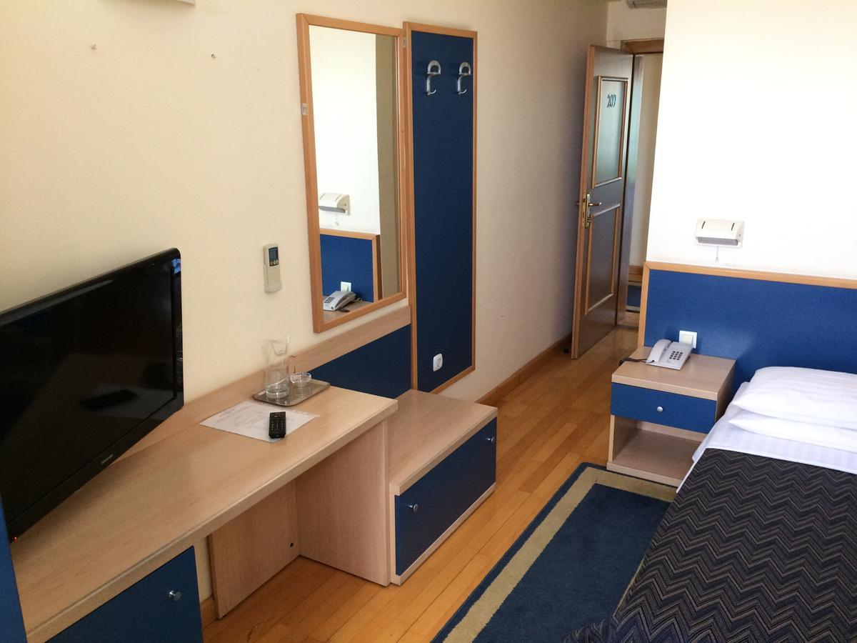 Hotel Cubic Лакташи Екстер'єр фото