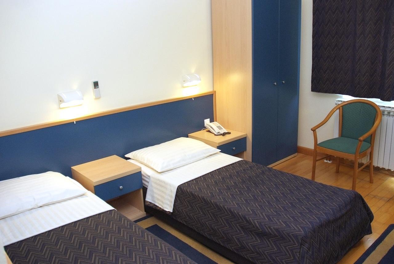 Hotel Cubic Лакташи Екстер'єр фото