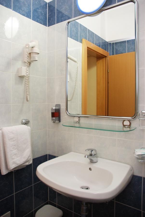 Hotel Cubic Лакташи Екстер'єр фото