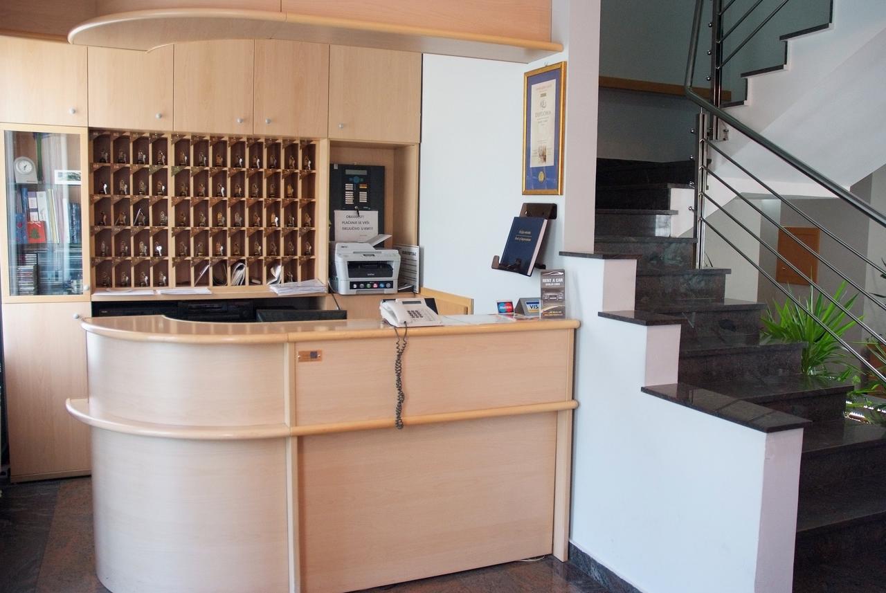 Hotel Cubic Лакташи Екстер'єр фото